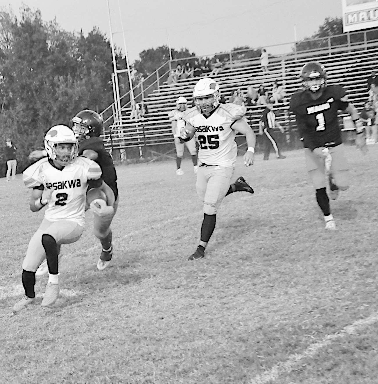 Sasakwa Viking Darius Henderson finds some running room Thursday evening. Staff Photo by Bill Anderson