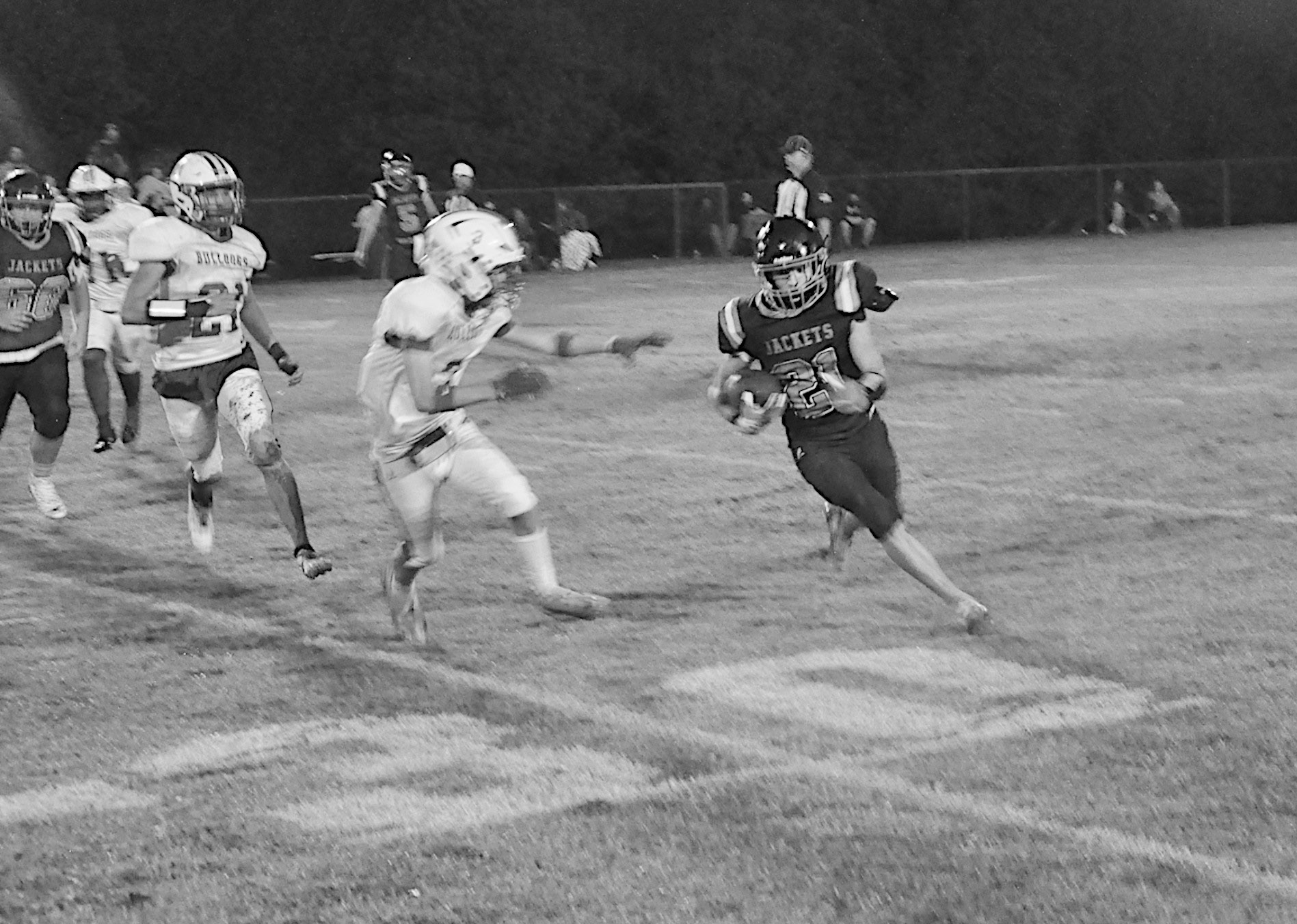 Strother Yellowjacket Peyton Moody breaks out to the outside for the first down. Staff Photo by Bill Anderson