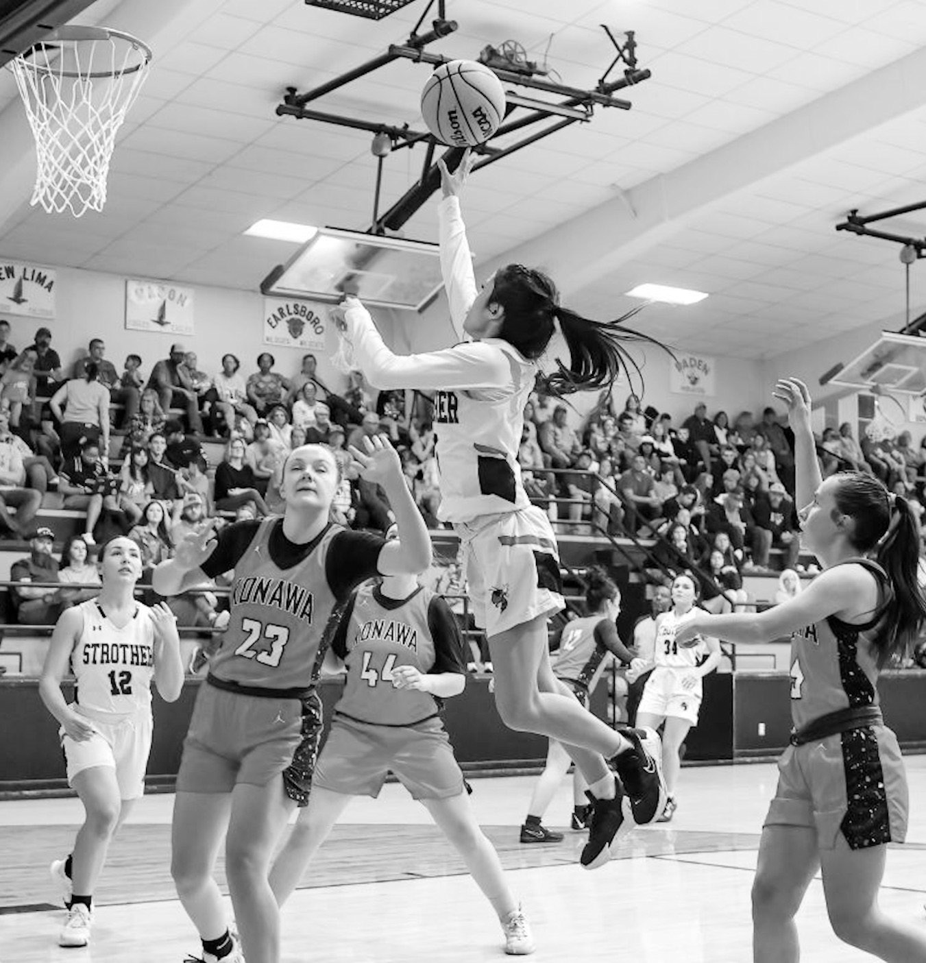 Strother Lady Yellowjacket Danica Morales puts up a basket attempt over the defensive effort of Konawa’s Kakie Jencik. Courtesy Photo by Glen Bryan