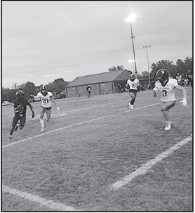 Wewoka Tiger Bill Stephens catches the ball and runs around the side for a first down. Staff Photo by Bill Anderson