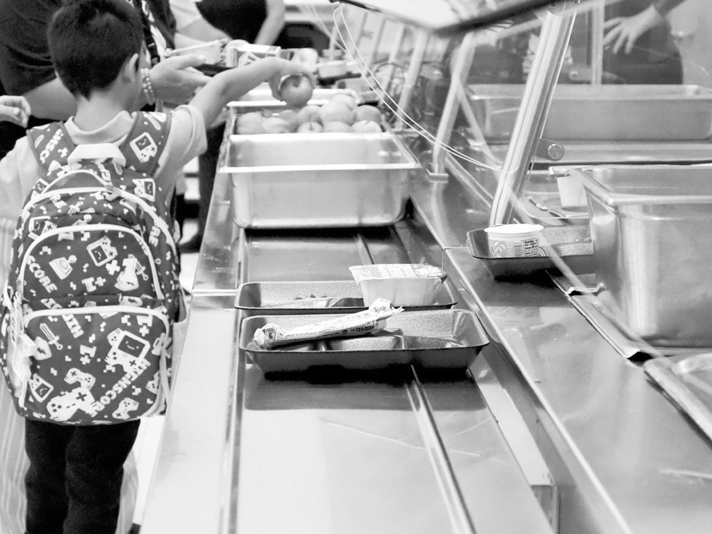 A student picks out an apple in the school cafeteria at Thelma R. Parks Elementary in Oklahoma City on Aug. 13. (Photo by Nuria Martinez-Keel/Oklahoma Voice)