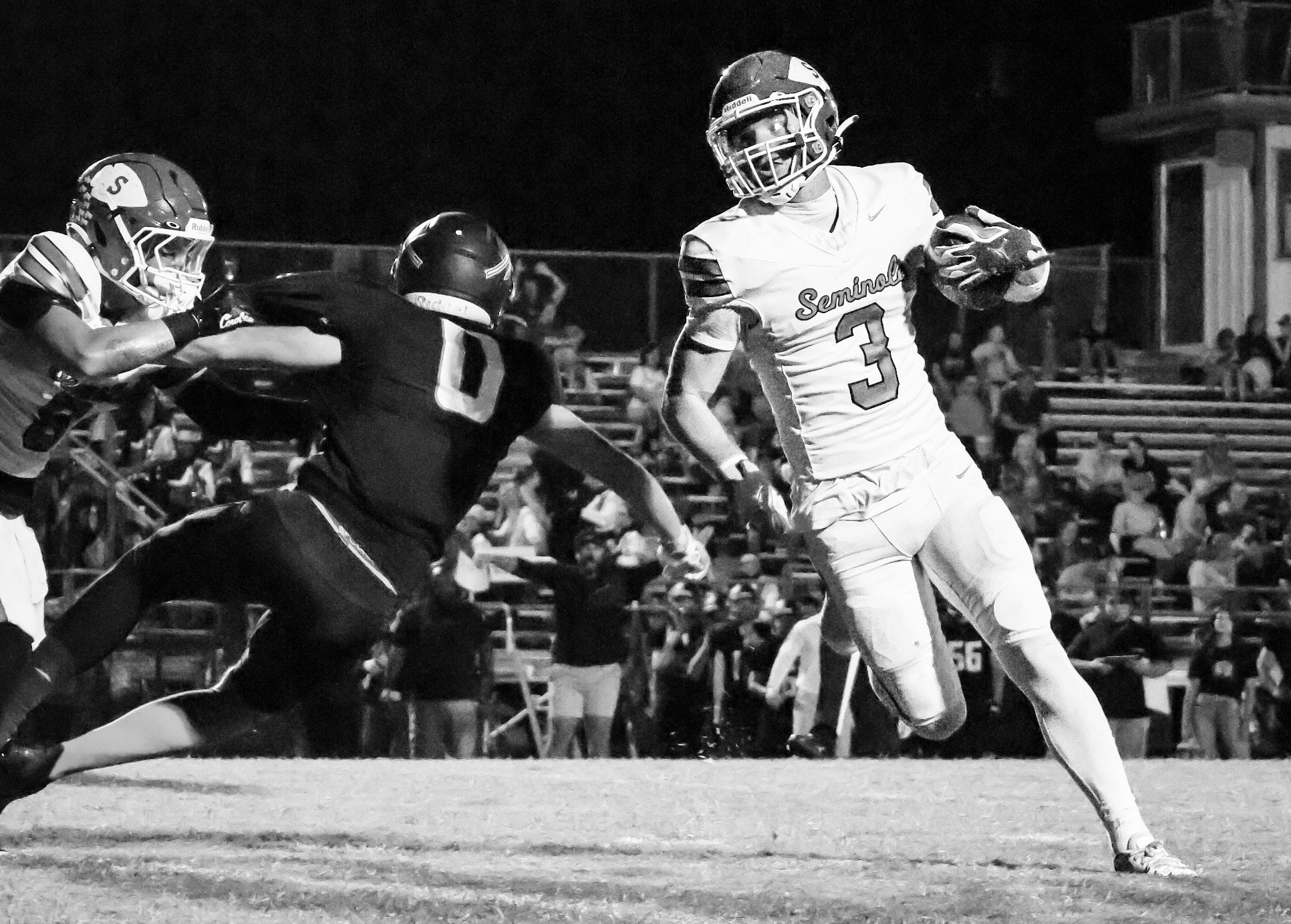 Seminole Chieftain WR Mason Bennett takes the jet sweep around the defense Thursday. Courtesy Photo by Ben Schatzel