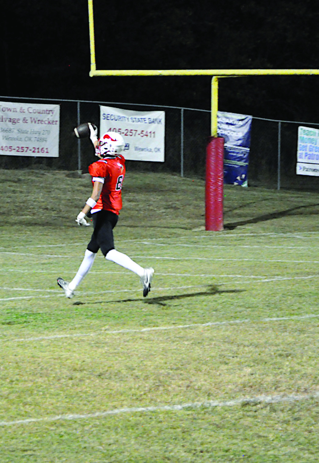Sasakwa Viking tight end Dariane Loya catches the pass for the touchdown Thursday night. Staff Photo by Bill Anderson