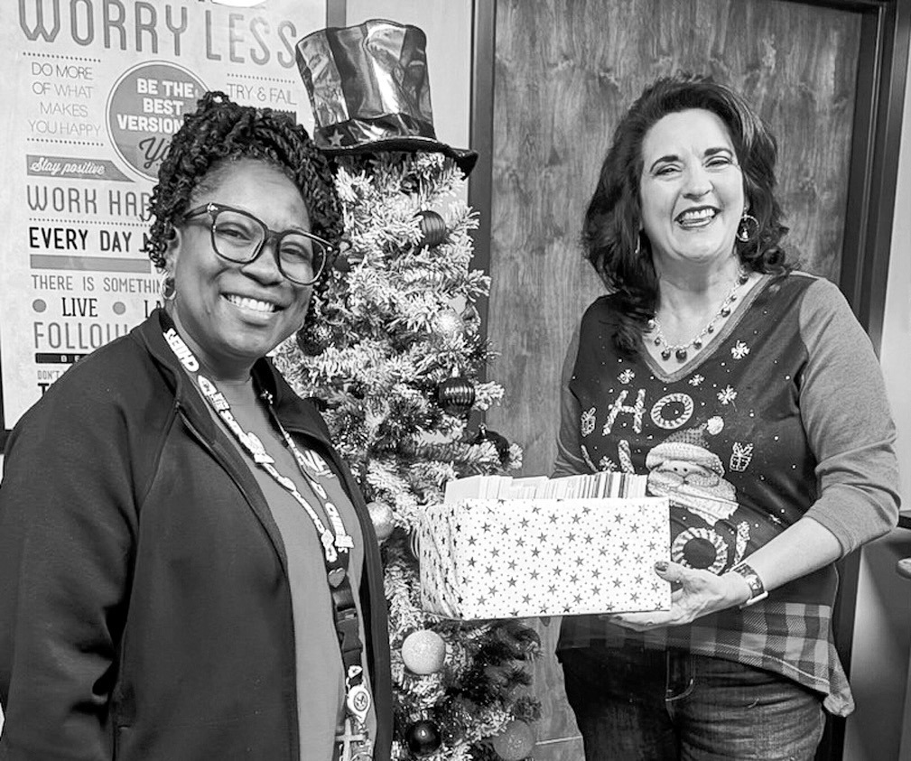 Se’Naqua Hildreth (left), the Voluntary Service Assistant with the Center for Development and Civic Engagement at the VA Medical Center, accepts holiday greeting cards signed by the SSC campus community from Professor of History Marta Osby. (Photo provi