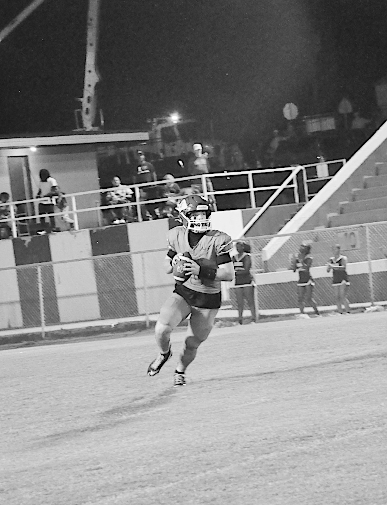 Seminole Chieftain quarterback Bordeaux Lawson scrambles to find an open receiver. Staff Photo by Bill Anderson