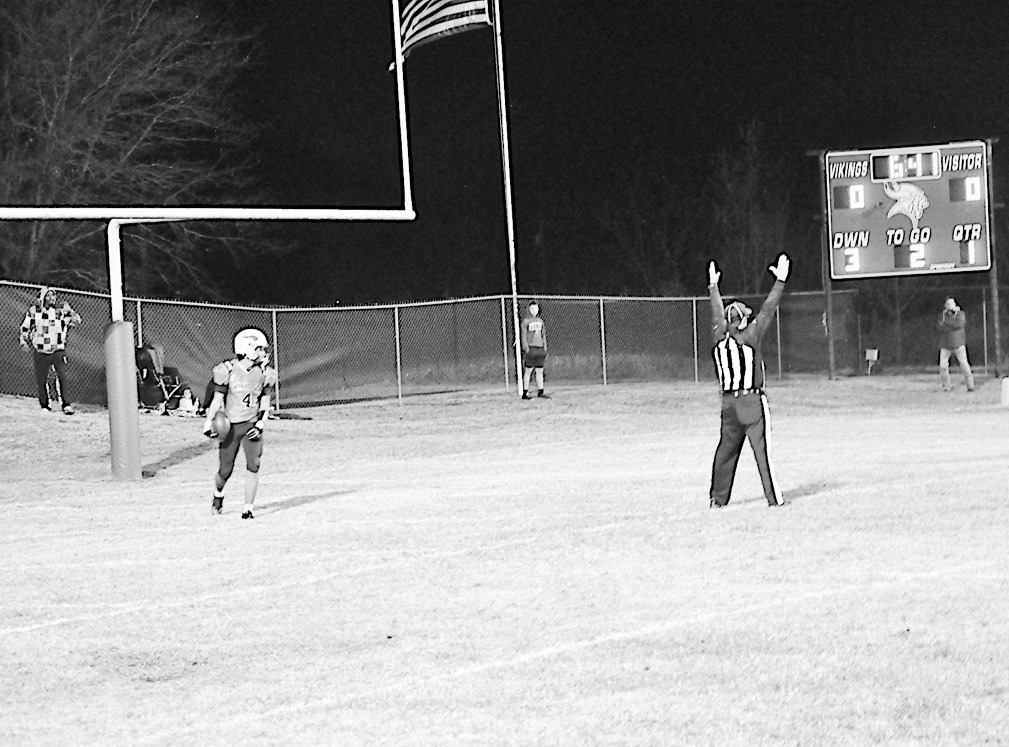 Sasakwa Viking wide receiver Titan Collins catches the pass and runs in for the touchdown. Staff Photo by Bill Anderson