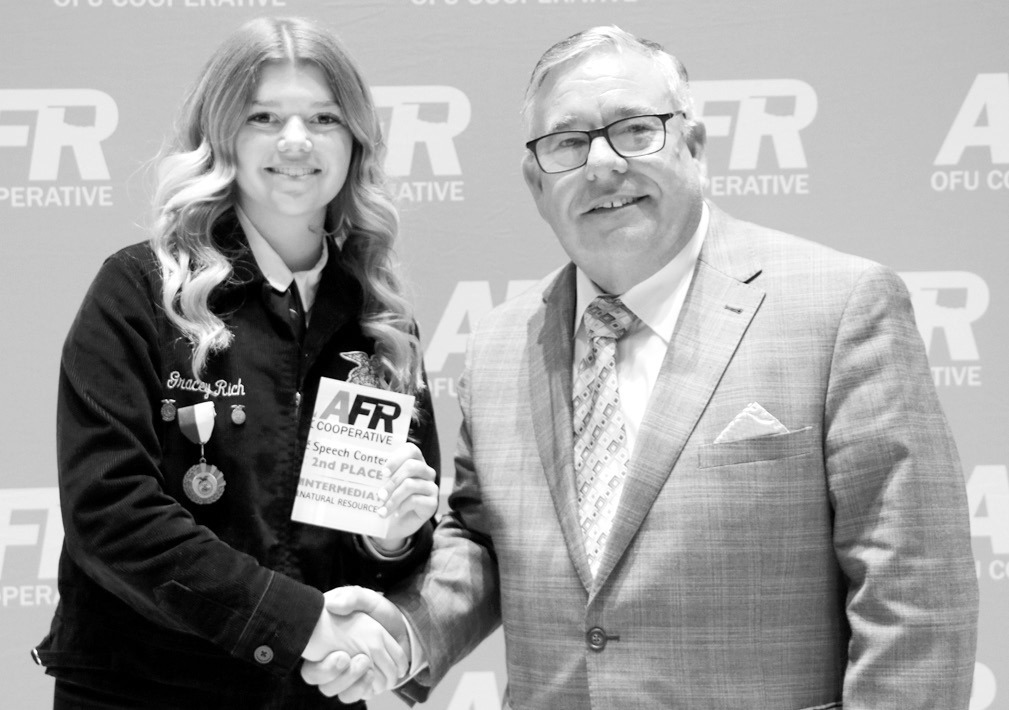 Gracey Rich (left) and AFR Cooperative President Scott Blubaugh (AFR photo)