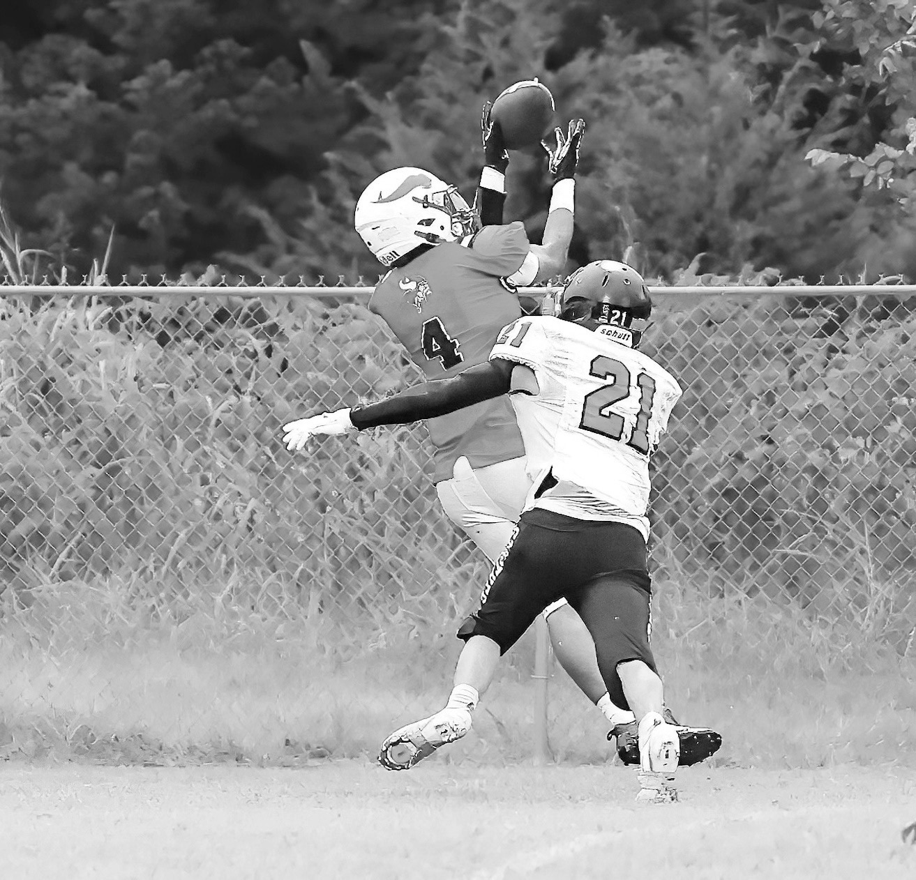 Sasakwa Viking Titan Collins makes an over the shoulder catch for the score Friday. Courtesy Photo by Glen Bryan