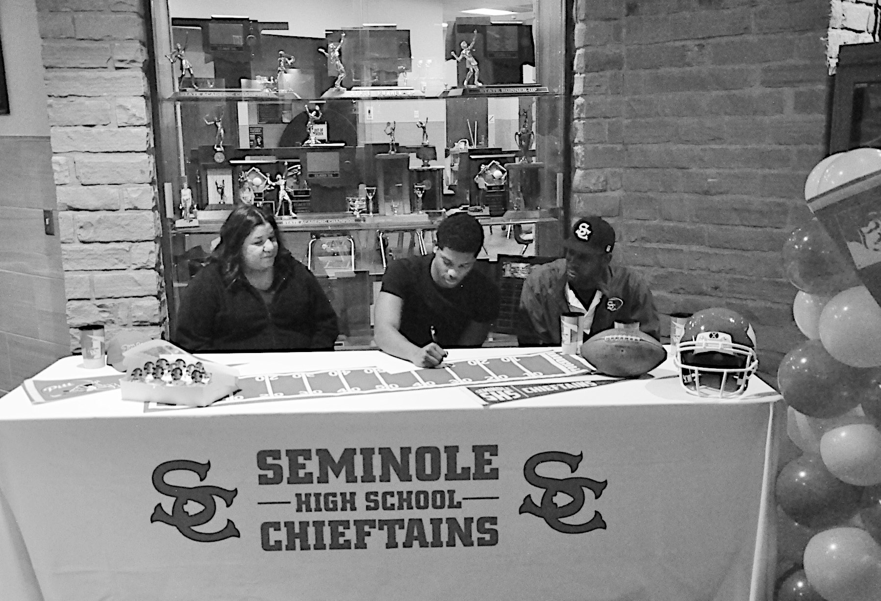 Garfield Signs to Pitt Staff Photo by Bill Anderson Seminole Chieftain Dontre Garfield signs Letter of Intent with the University of Pittsburg Wednesday afternoon. Pictured is Dontre and family.