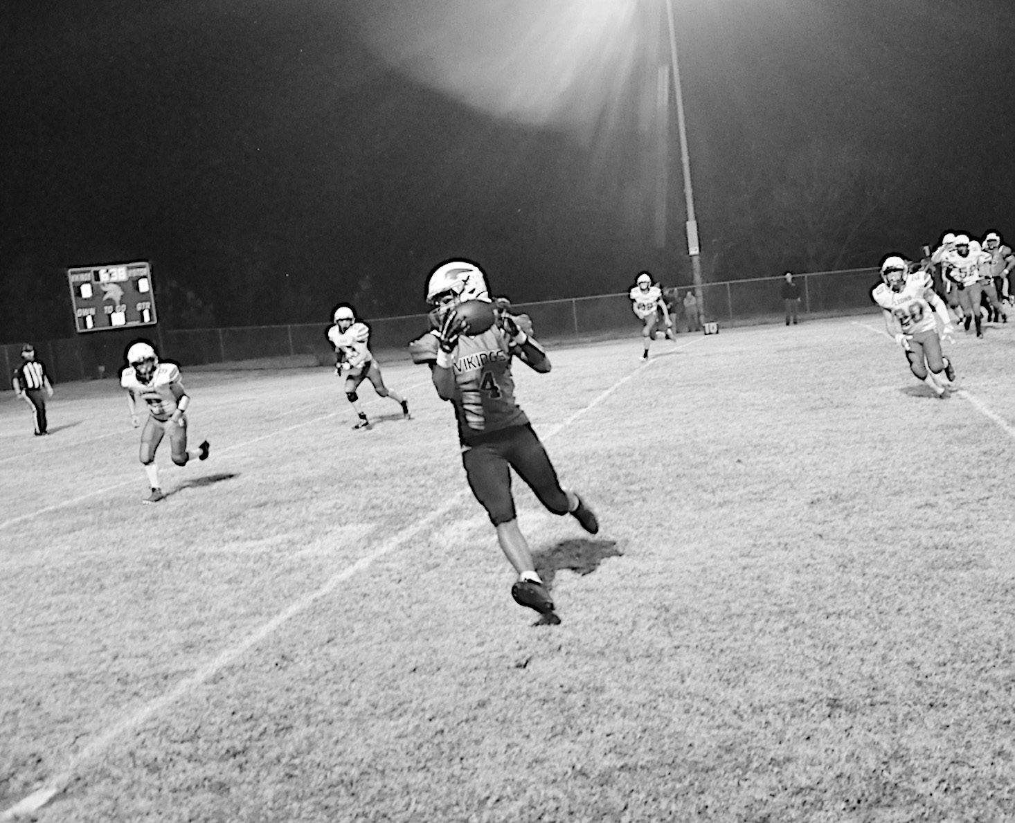 Sasakwa Viking wide receiver Titan Collins catches the pass for a touchdown. Staff Photo by Bill Anderson