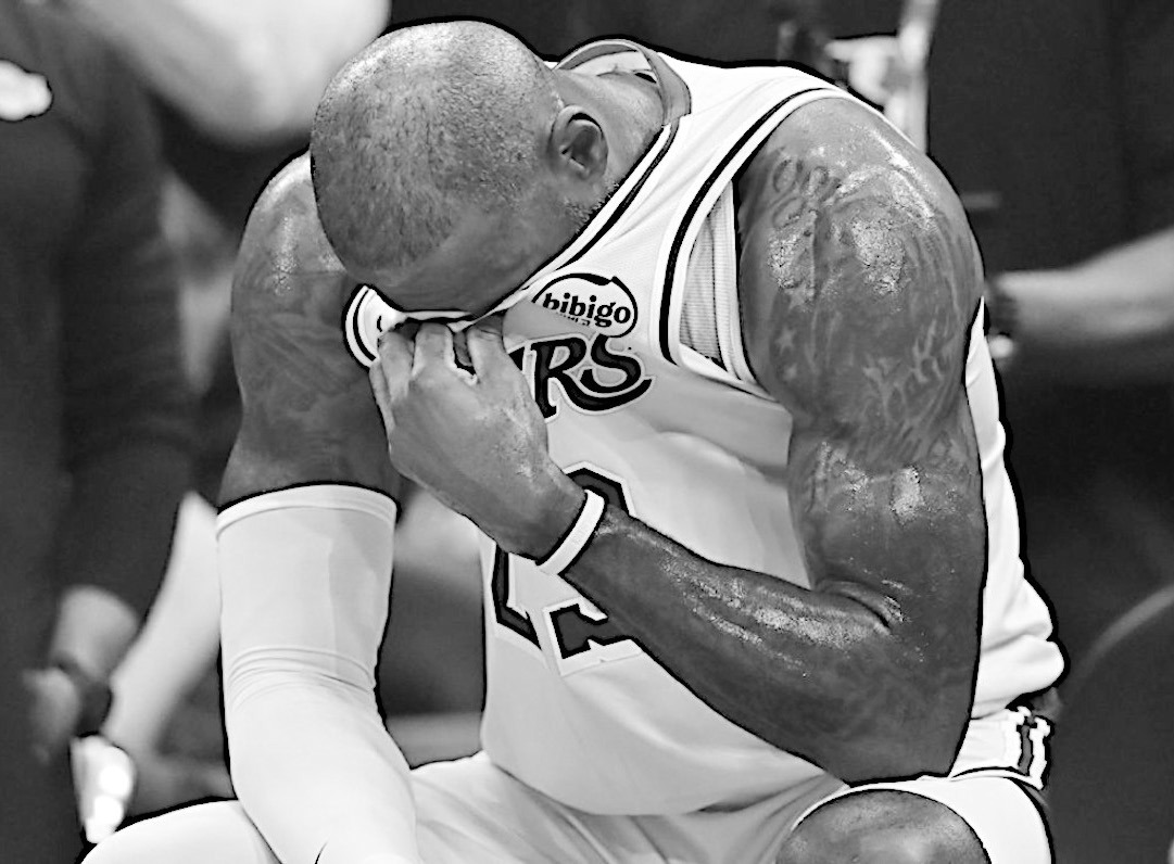 LeBron James Tears Up as Cavs Rout Lakers