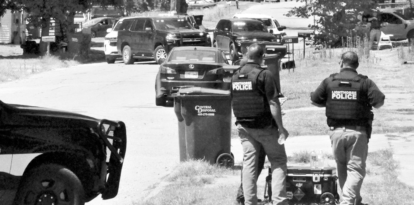 Multiple law enforcement agencies banded together toservetwoseparatesearch warrants in the 200 block of Jefferson late Tuesday afternoon. One arrest was made in connection with a string of recent shootings in the Seminole area. The suspect’s name was no
