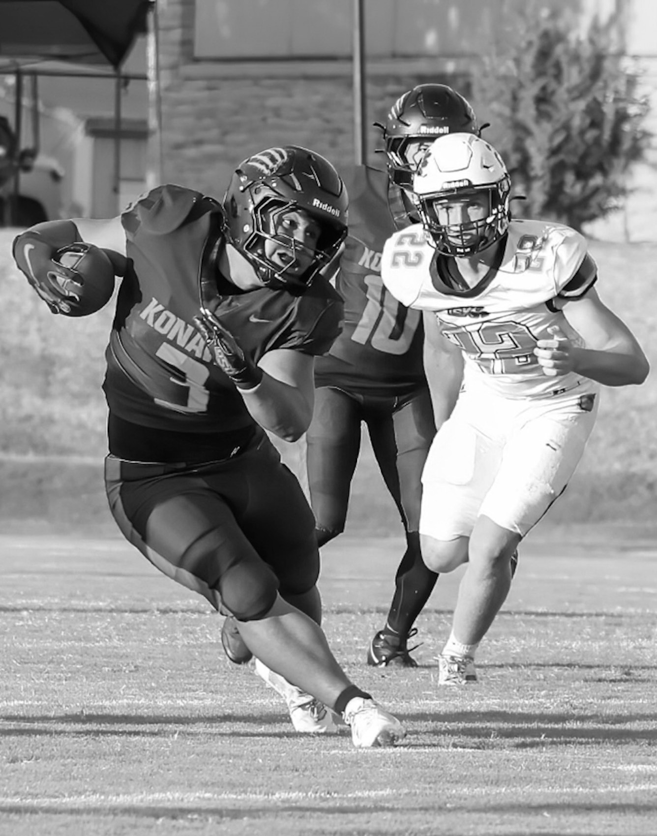 Courtesy Photo by Glen Bryan Konawa Tiger Quentin Shaw finds a running lane through the defense.