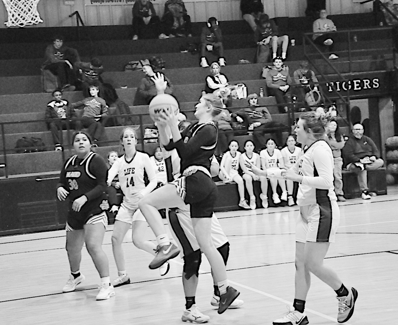 Maud Lady Tiger Aubri Kueneman goes over her defenders for the basket. Staff Photo by Bill Anderson