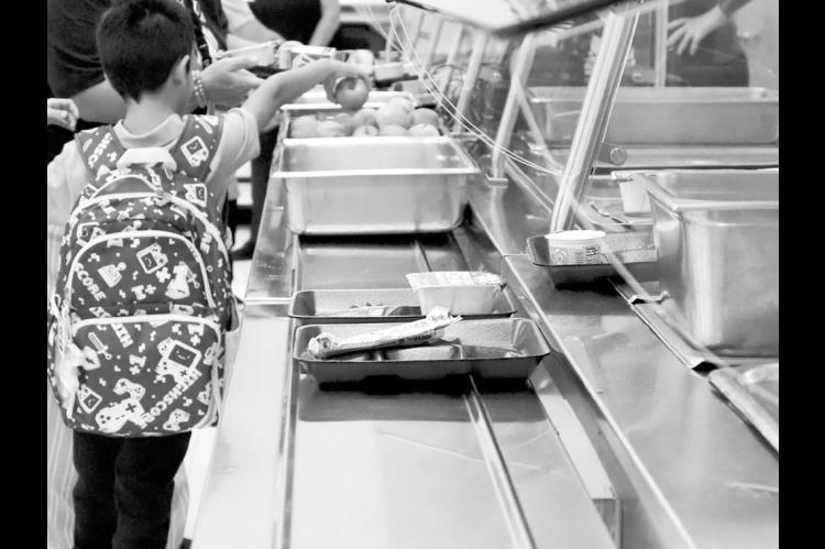 A student picks out an apple in the school cafeteria at Thelma R. Parks Elementary in Oklahoma City on Aug. 13. (Photo by Nuria Martinez-Keel/Oklahoma Voice)