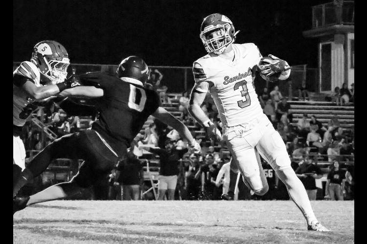Seminole Chieftain WR Mason Bennett takes the jet sweep around the defense Thursday. Courtesy Photo by Ben Schatzel
