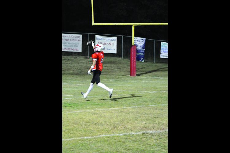 Sasakwa Viking tight end Dariane Loya catches the pass for the touchdown Thursday night. Staff Photo by Bill Anderson
