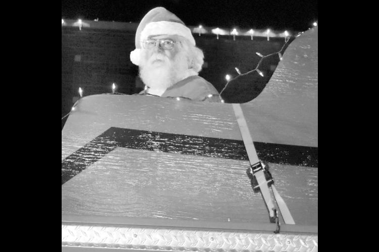 Santa Claus made an early appearance in Seminole last Saturday. The jolly old elf was spotted riding in a sleigh in the city’s annual Christmas parade. But reindeer were not pulling his sleigh…it was perched atop a fire engine. —Staff photo by Andy 