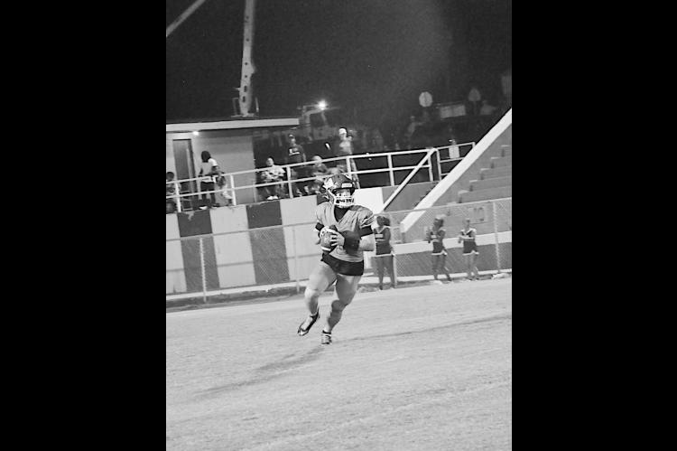 Seminole Chieftain quarterback Bordeaux Lawson scrambles to find an open receiver. Staff Photo by Bill Anderson