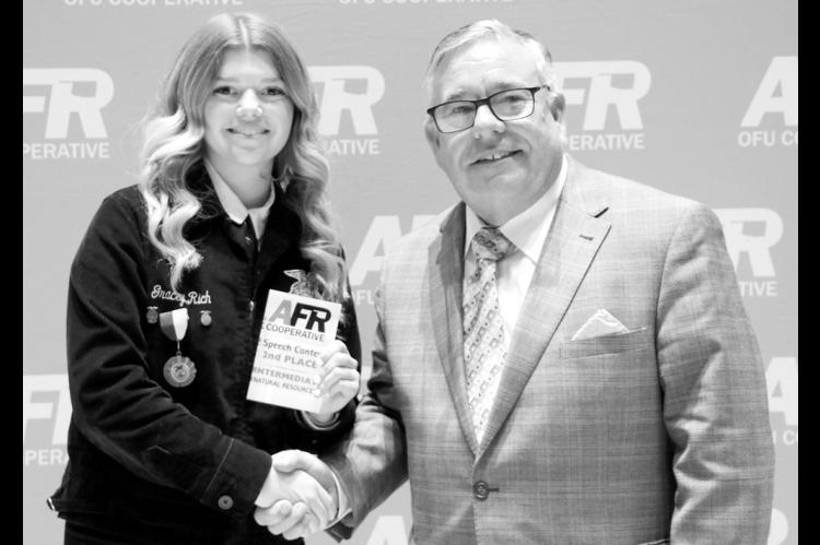 Gracey Rich (left) and AFR Cooperative President Scott Blubaugh (AFR photo)
