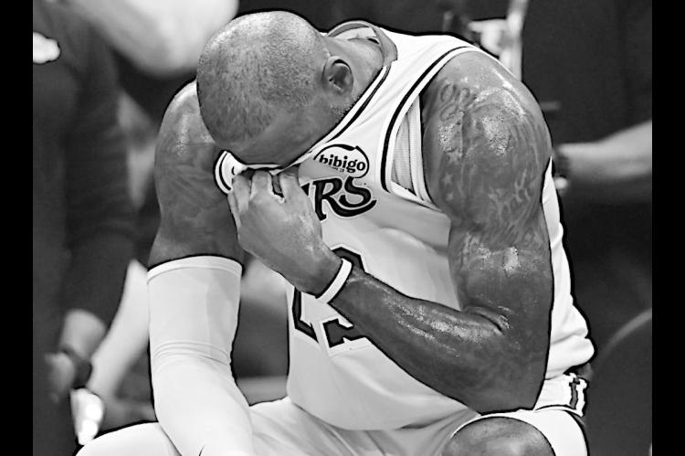 LeBron James Tears Up as Cavs Rout Lakers
