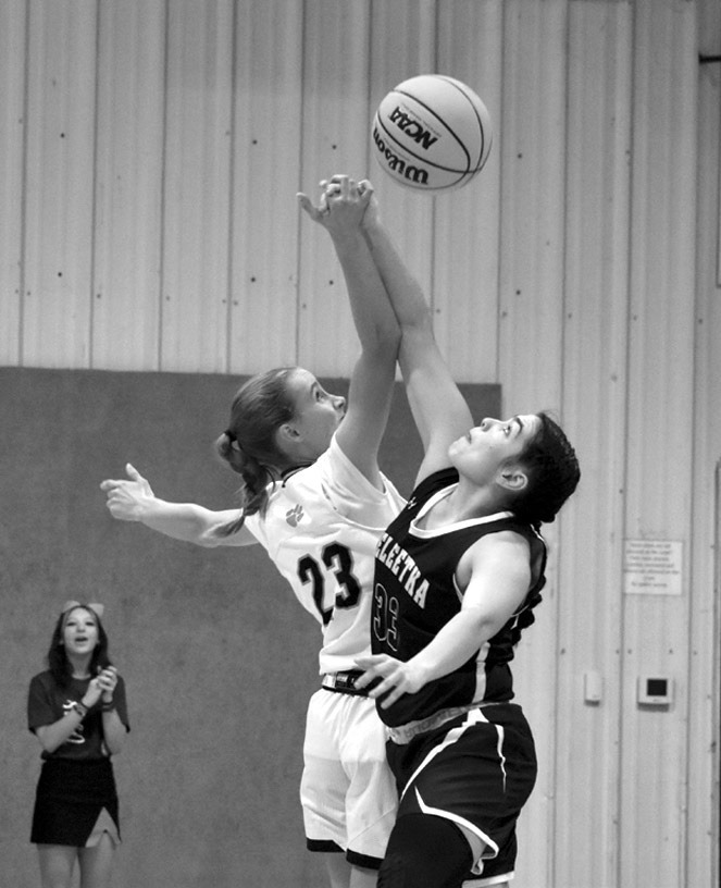 Maud Boys Win Over Weleetka; Girls Come up Short Friday Night