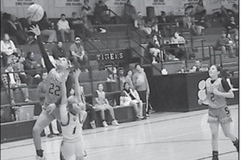 Sasakwa Lady Viking Jayla Underwood drives in for the layup Tuesday. Staff Photo by Bill Anderson