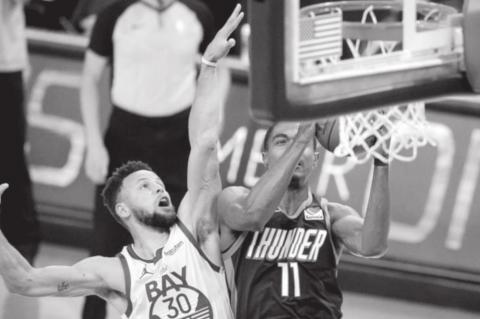 Curry’s 42, Green’s Triple-Double Lead Warriors Past Thunder