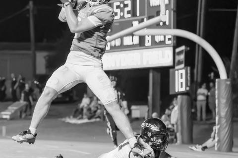 Seminole Chieftain Mason Bennett catches the pass in the endzone Friday. Courtesy Photo by Glen Bryan
