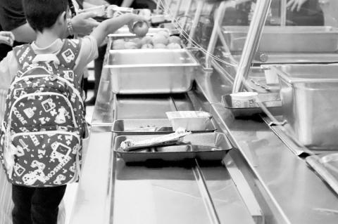 A student picks out an apple in the school cafeteria at Thelma R. Parks Elementary in Oklahoma City on Aug. 13. (Photo by Nuria Martinez-Keel/Oklahoma Voice)