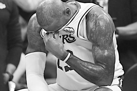 LeBron James Tears Up as Cavs Rout Lakers